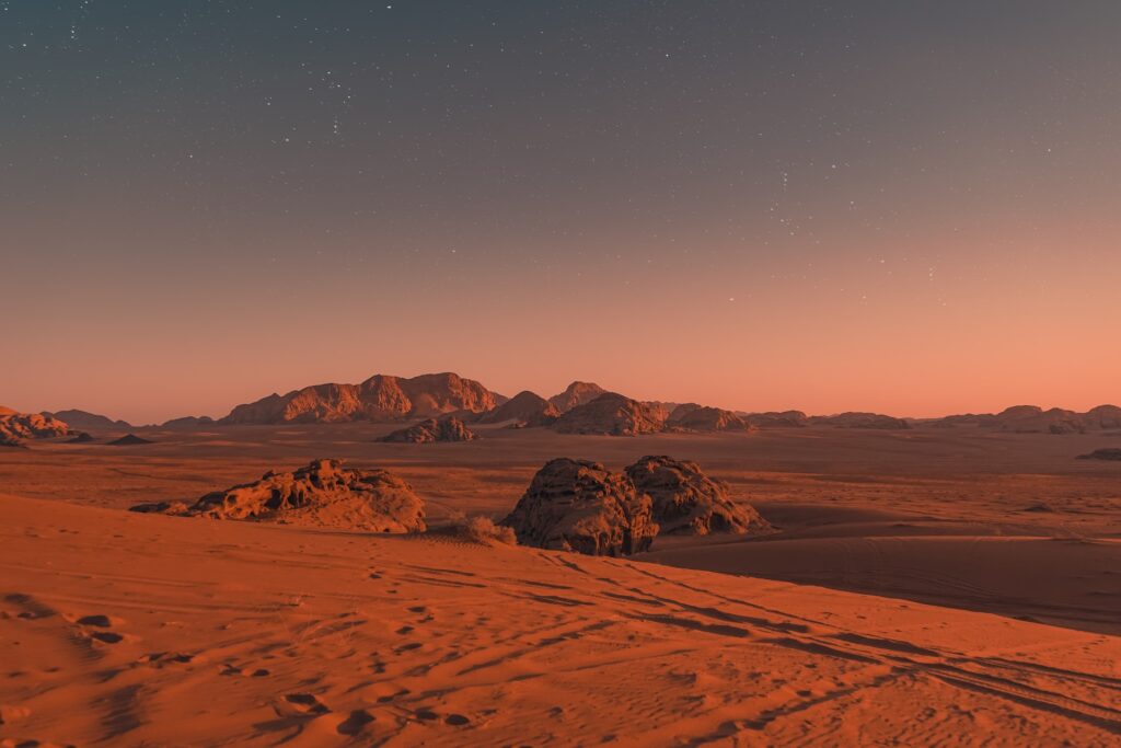 Pustynia Wadi Rum o zachodzi słońca.