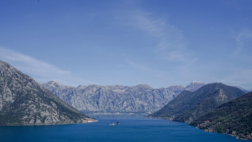 Widok na Kotor od strony Morza, w tle góry i miasteczko