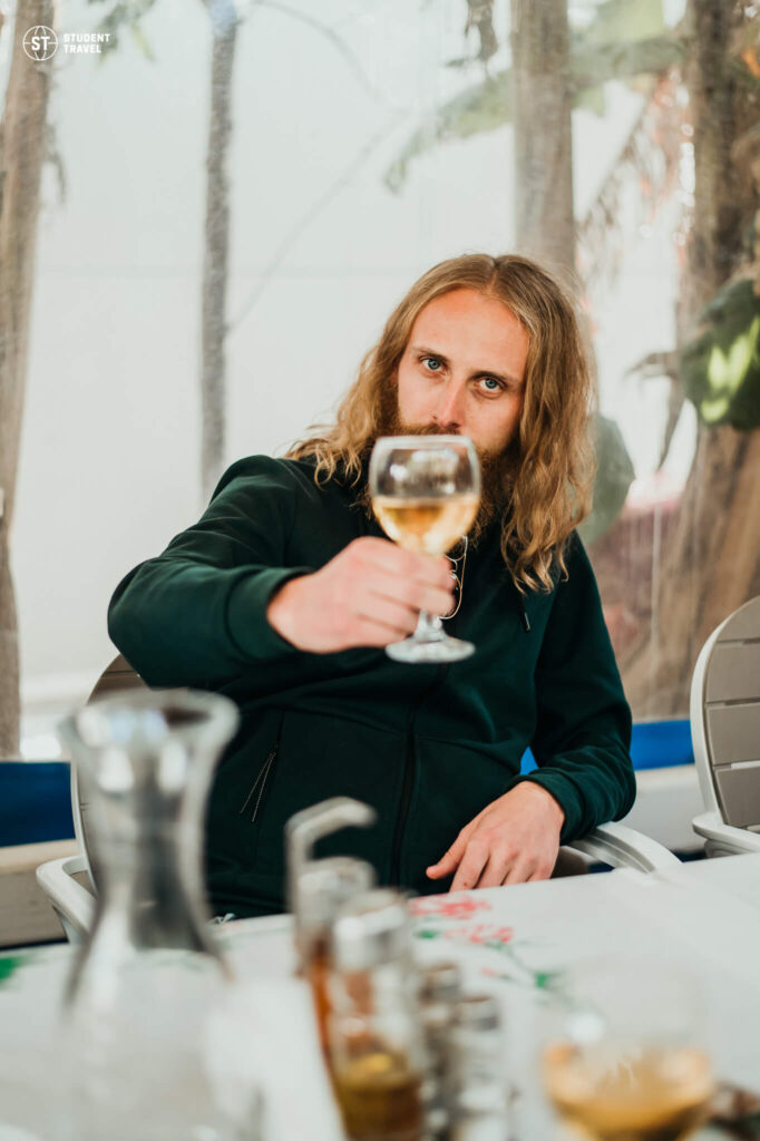 Mężczyzna pije wino w Chorwacji w restauracji